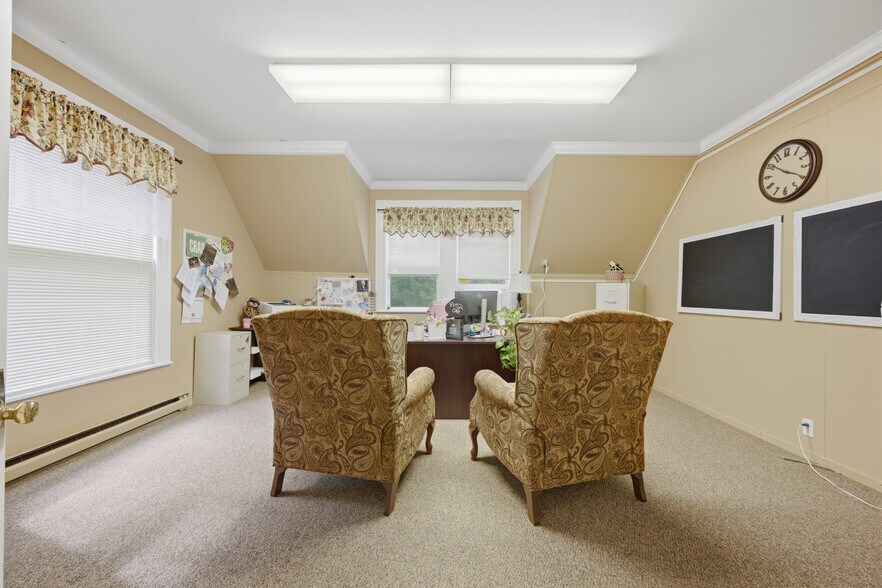 More Photos Of 1 Sylvandale Rd, Lisbon Office For Sale