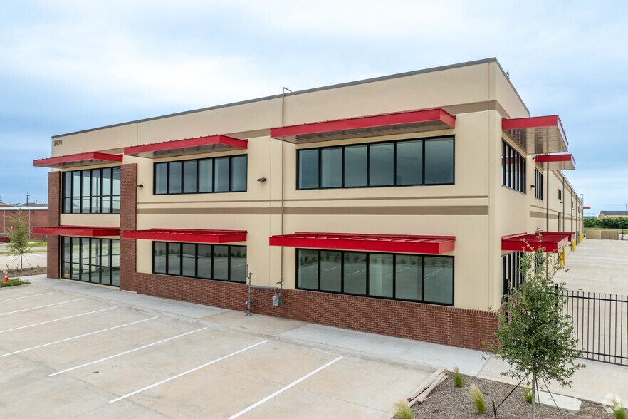 More Photos Of 2670 Sherman St, Grand Prairie Warehouse For Lease