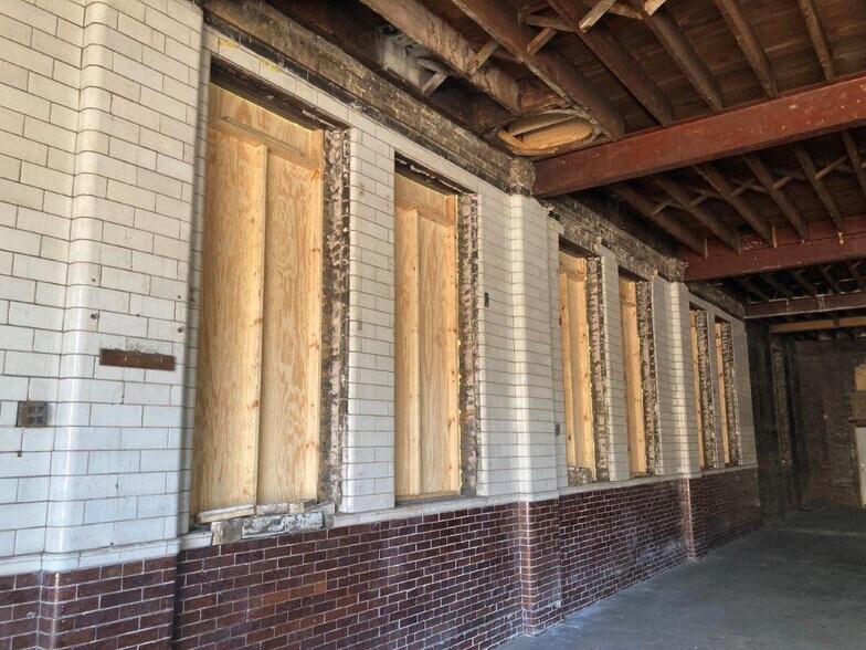 More Photos Of 4837 N Lipps Ave, Chicago Bar For Lease