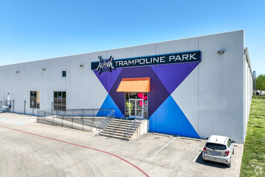 Primary Photo Of 5650 Kroger Dr, Keller General Retail For Lease