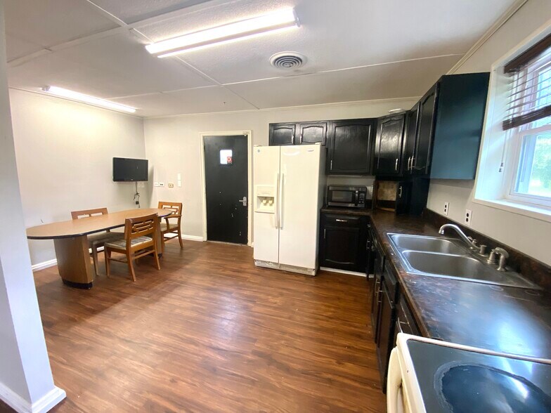 More Photos Of 78 Ash St, Calvert City Office For Sale