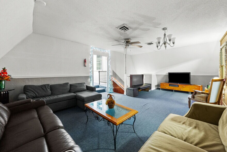 More Photos Of 1959 Fort Campbell Blvd, Clarksville Freestanding For Sale