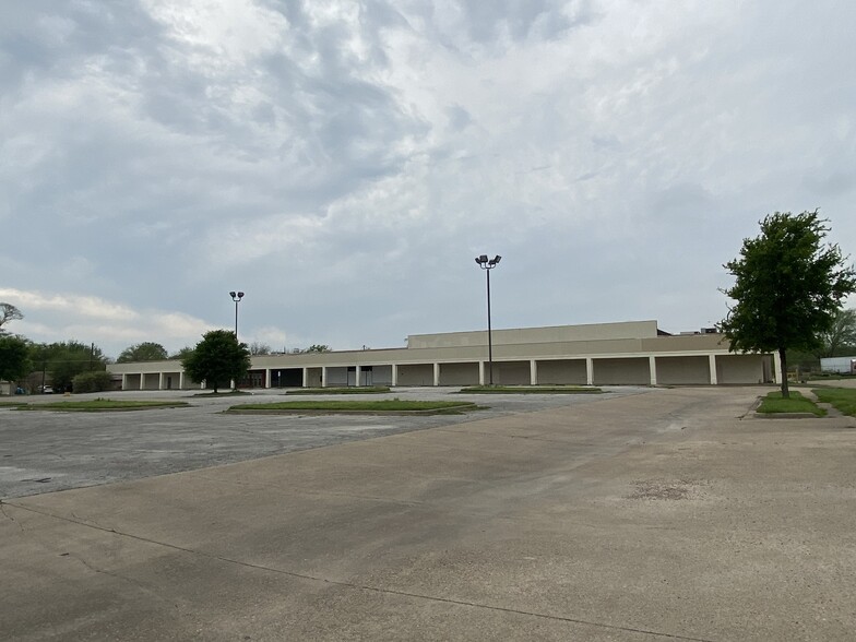 Primary Photo Of 919 N Dallas Ave, Lancaster Supermarket For Lease