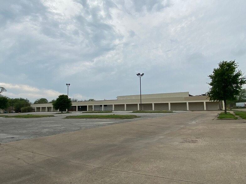 Primary Photo Of 919 N Dallas Ave, Lancaster Supermarket For Sale