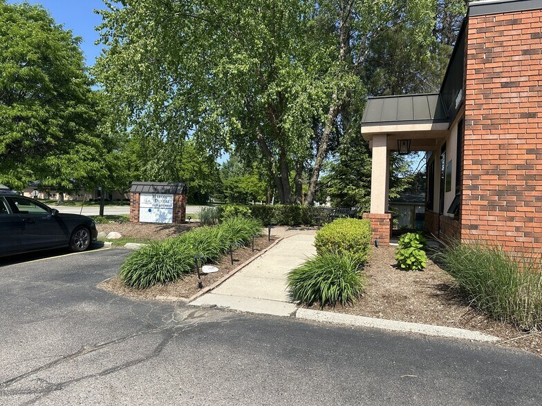 More Photos Of 30903 W 10 Mile Rd, Farmington Hills Medical For Lease