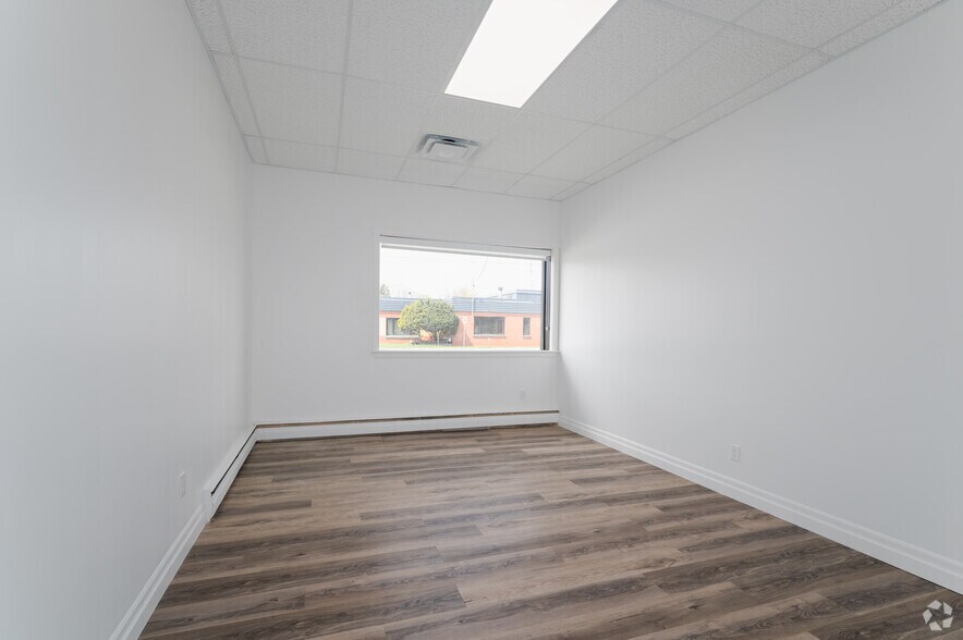 More Photos Of 340-390 Saskatoon St, London Showroom For Lease