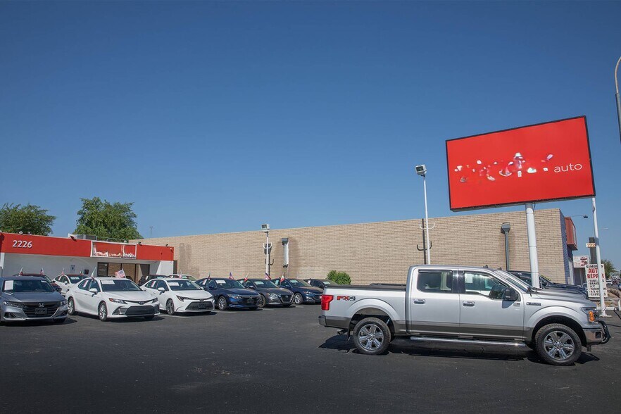 More Photos Of 2226 W Camelback Rd, Phoenix Auto Dealership For Lease