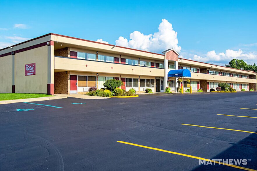 Primary Photo Of 5050 Beckley Rd, Battle Creek Hotel For Sale