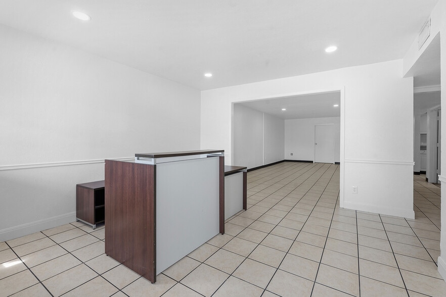 More Photos Of 1120 E 52nd St, Austin Flex For Sale