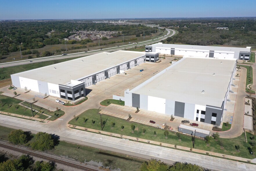 More Photos Of 3411 Mingo Rd, Denton Unknown For Lease