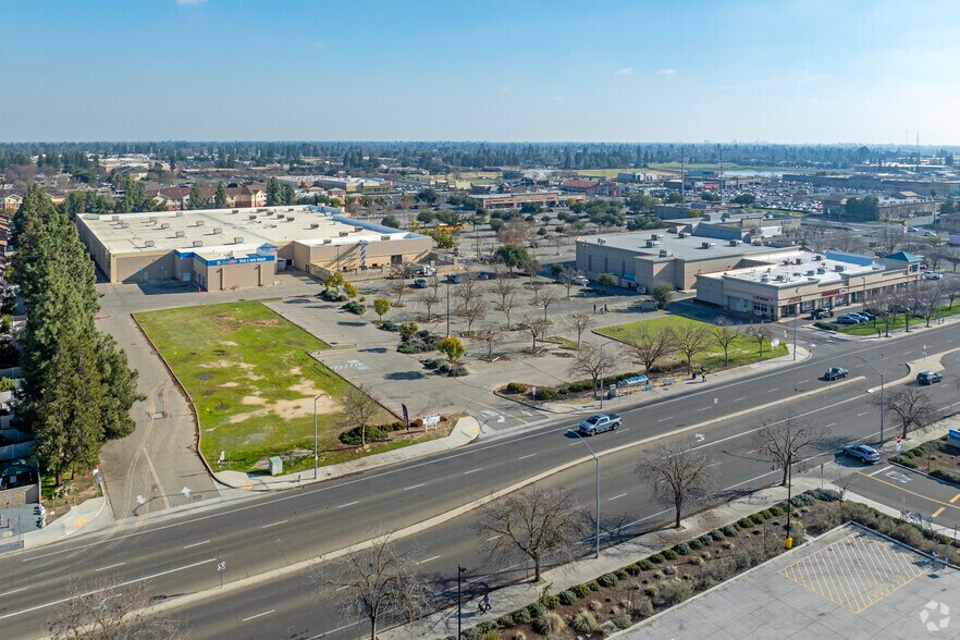 More Photos Of 3732 W Shaw Ave, Fresno Land For Lease