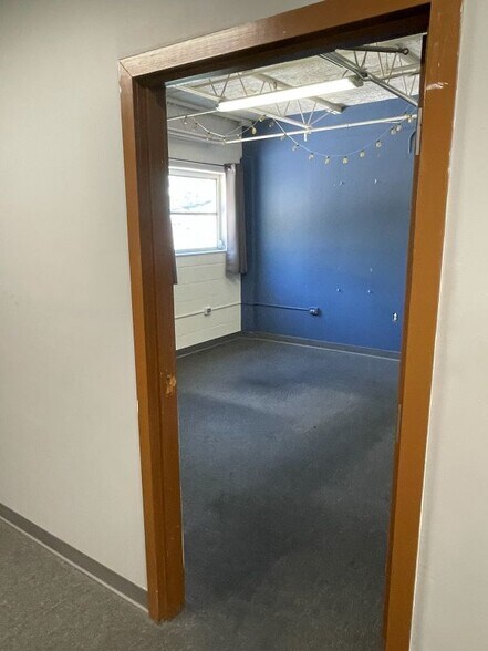 More Photos Of 2409 Sycamore Dr, Knoxville Showroom For Sale