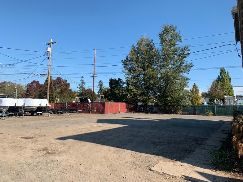 More Photos Of 12360 SW Main St, Tigard Freestanding For Lease