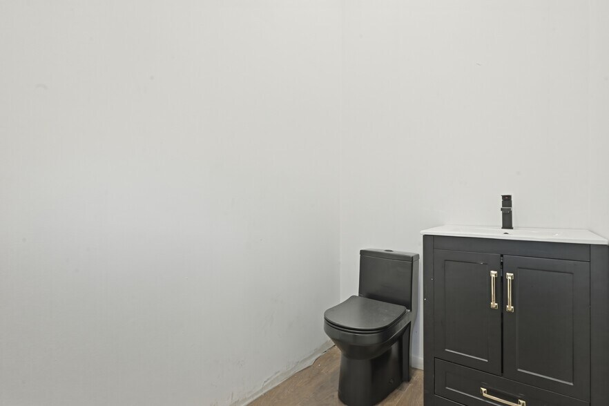 More Photos Of 1621-1623 Grand Ave, North Baldwin Storefront For Lease