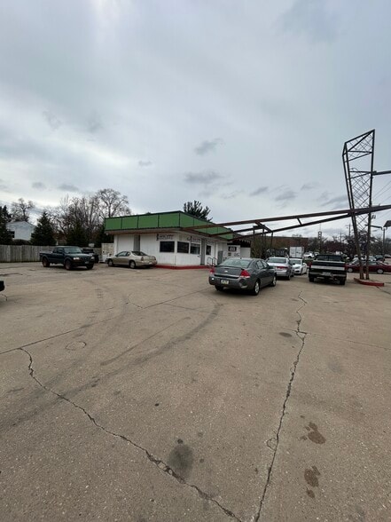 Primary Photo Of 6400 Douglas Ave, Urbandale Service Station For Lease