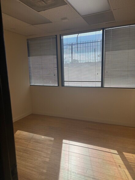 More Photos Of 11336 Camarillo St, Toluca Lake Office For Sale