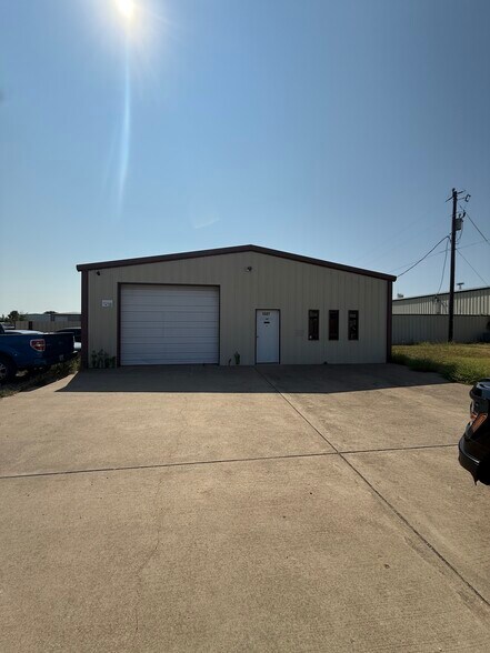 More Photos Of 5435 Old Granbury Rd, Granbury Unknown For Lease