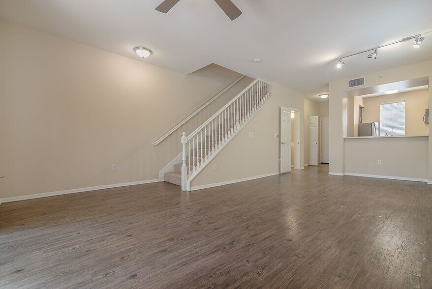 More Photos Of 31 E MacArthur Crescent Dr, Santa Ana Apartments For Lease