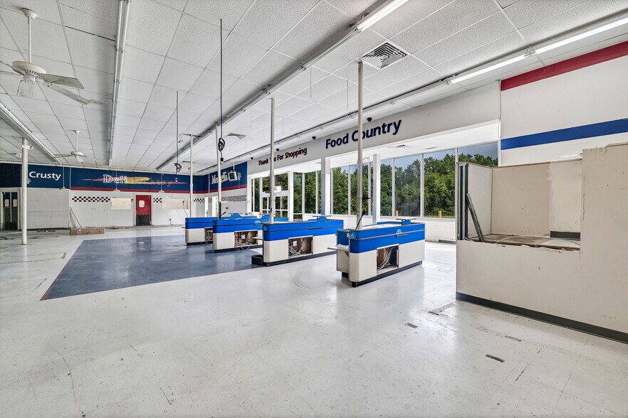 More Photos Of 510 Glade st, Glade Spring Supermarket For Sale