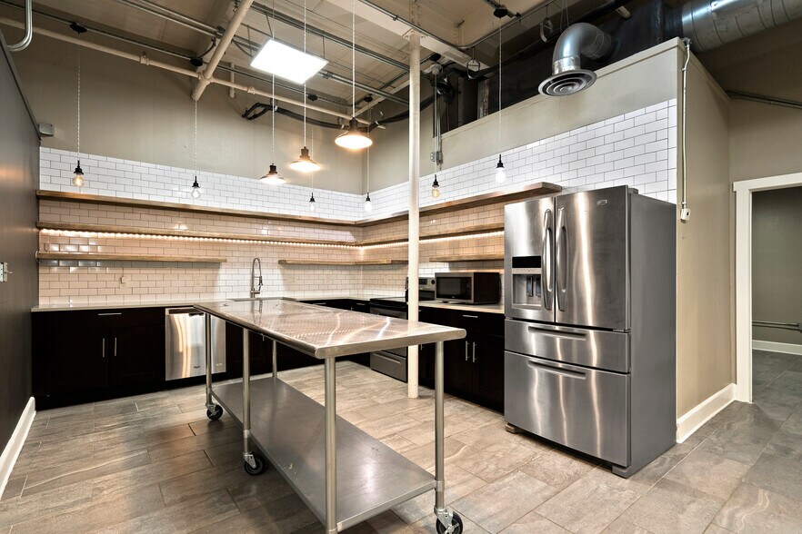 More Photos Of 3363 E Commerce St, San Antonio Unknown For Lease