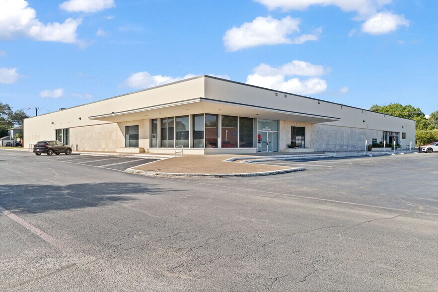 More Photos Of 3511-3563 S Hills Ave, Fort Worth Unknown For Lease
