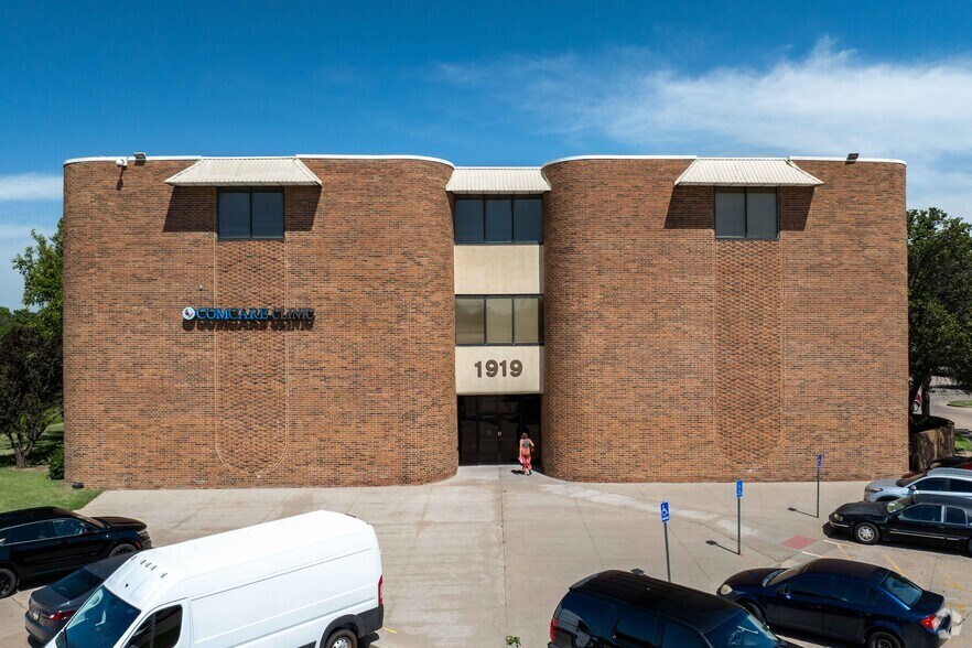 More Photos Of 1919 N Amidon St, Wichita Office For Lease