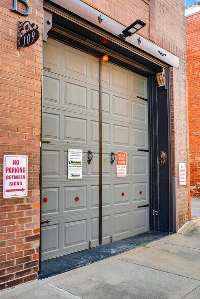 More Photos Of 109 7th Ave E, Springfield Flex For Sale