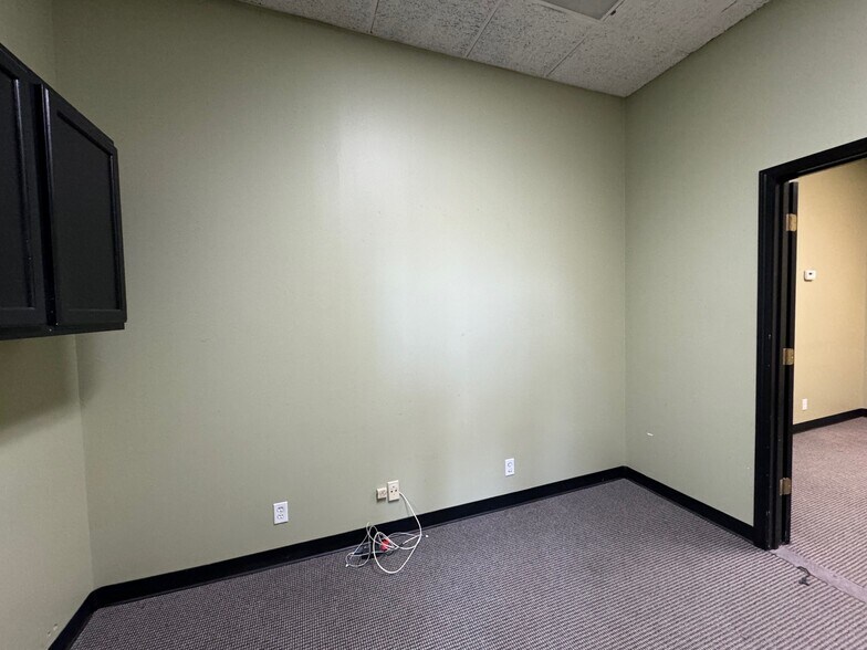 More Photos Of 19401 E 40 Hwy, Independence Office For Lease