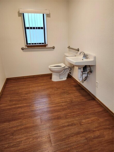 More Photos Of 828 N Main St, Springtown Office Residential For Lease