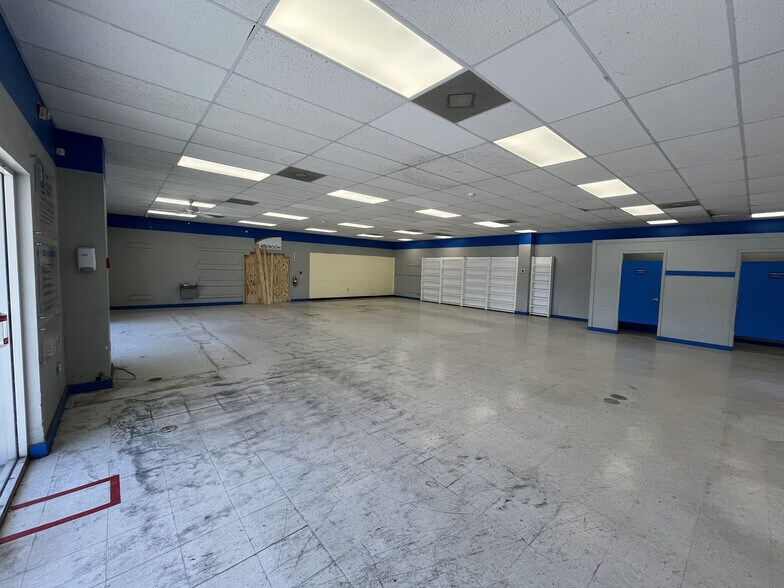 More Photos Of 1210 10th St E, Palmetto Freestanding For Lease