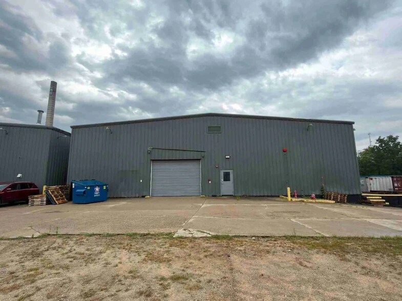 More Photos Of 125 E Broadway St, Three Rivers Warehouse For Lease