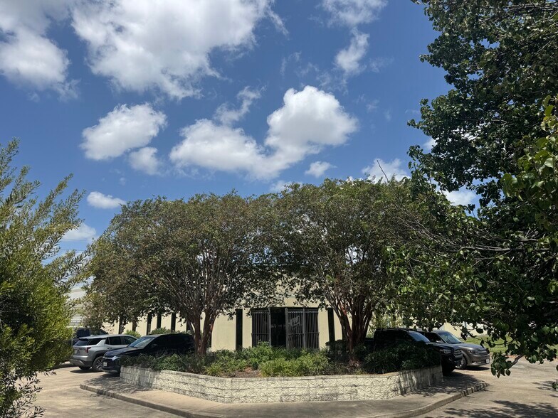 More Photos Of 10702 Old Bammel N Houston Rd, Houston Warehouse For Sale