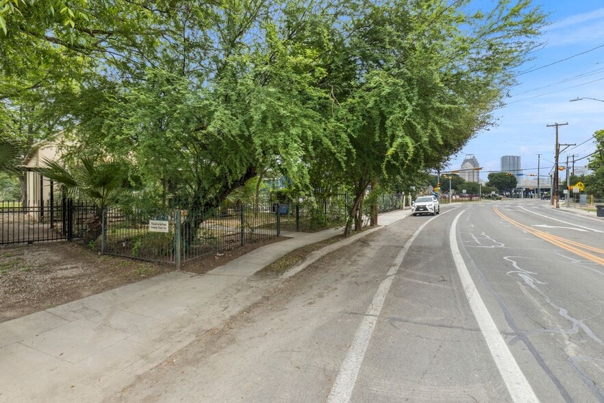 More Photos Of 1012 N Flores St, San Antonio General Retail For Sale