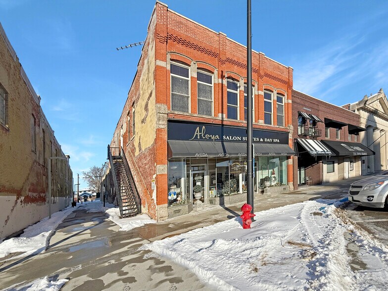 Primary Photo Of 112 N 2nd Ave W, Newton General Retail For Sale