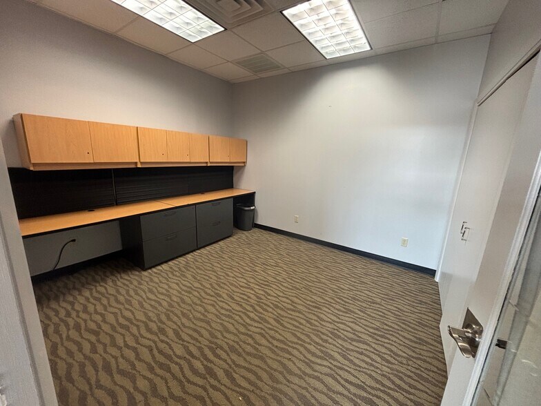 More Photos Of 1714-1720 Manhattan Dr, Waukesha Storefront For Lease