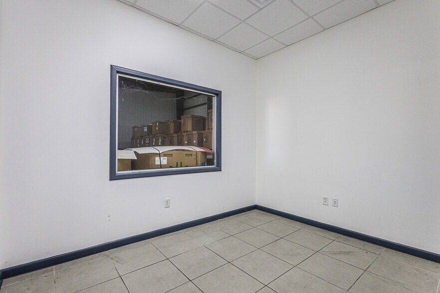 More Photos Of 13806 N Unitec Dr, Laredo Warehouse For Lease