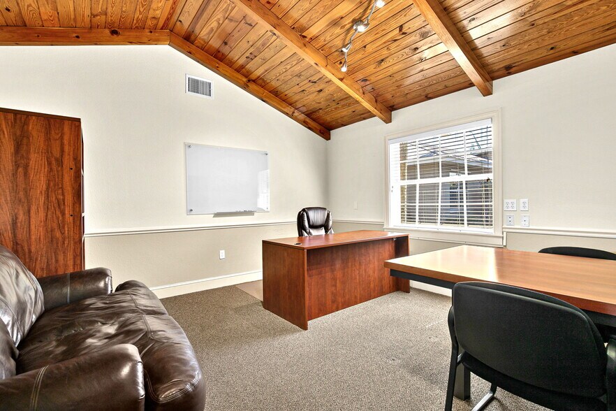 More Photos Of 525 8th St W, Bradenton Office For Sale