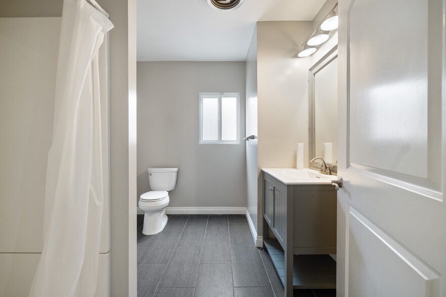 More Photos Of 5709 E Beverly Blvd, Los Angeles Office Residential For Sale