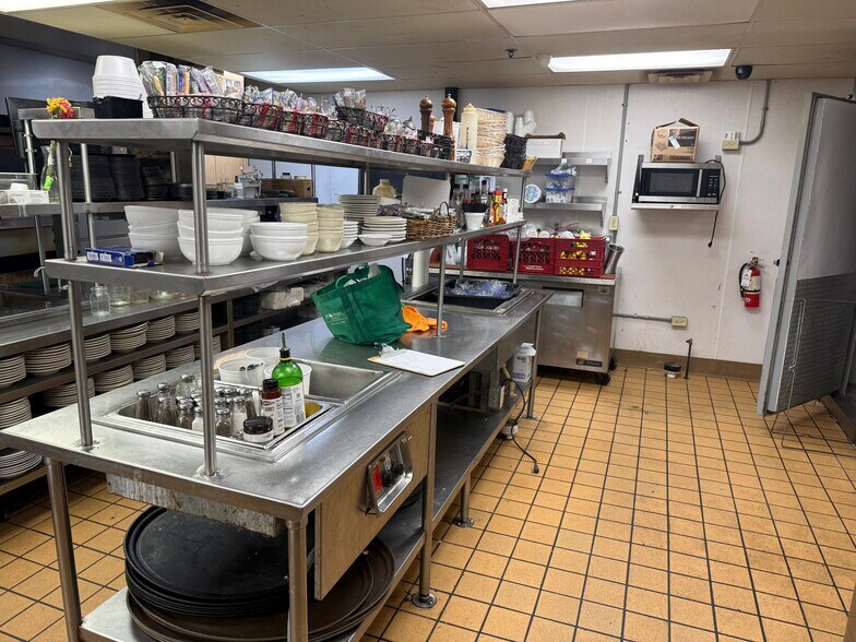 More Photos Of 1025 N Sherman Ave, Madison Freestanding For Lease