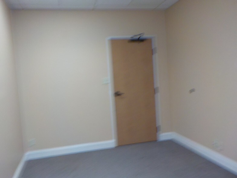 More Photos Of 3700 N 10th St, McAllen Office For Lease