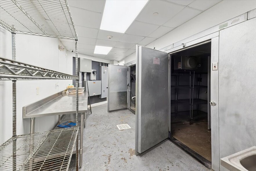 More Photos Of 512 Paterson Plank Rd, Jersey City Restaurant For Sale