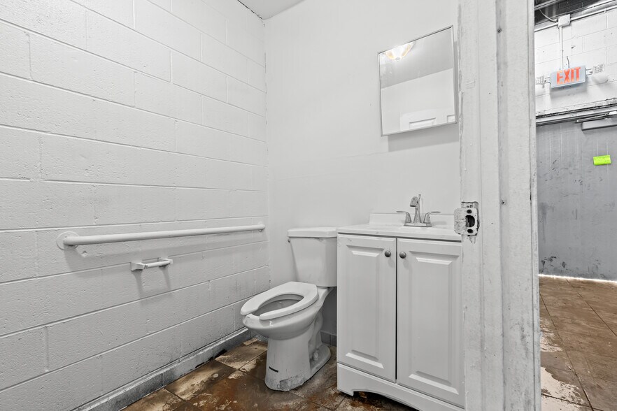 More Photos Of 192 S Main St, Mount Clemens Freestanding For Sale