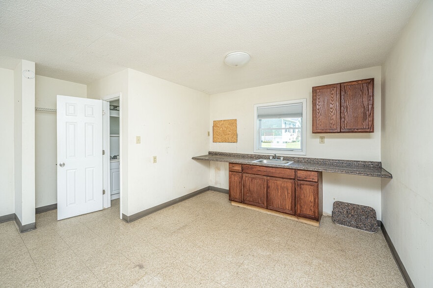More Photos Of 1058 Edgewater Rd, Pineville Hotel For Sale