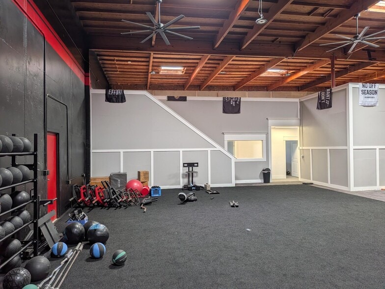 More Photos Of 5 Hangar Way, Watsonville Service For Lease