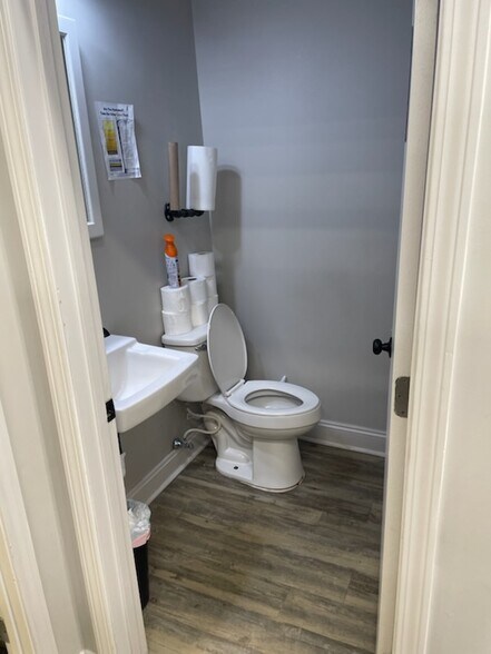 More Photos Of 5462 Able Ct, Mobile Light Distribution For Lease