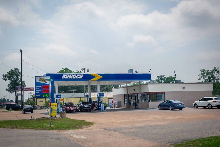 More Photos Of 45 Austin St, Hempstead Service Station For Sale