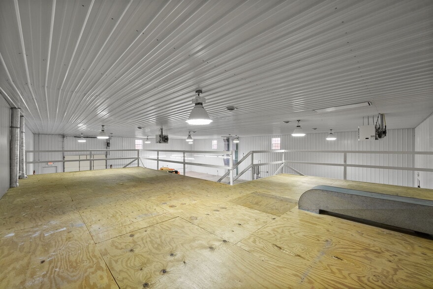 More Photos Of 1799 Alpine Dr, Clarksville Warehouse For Lease
