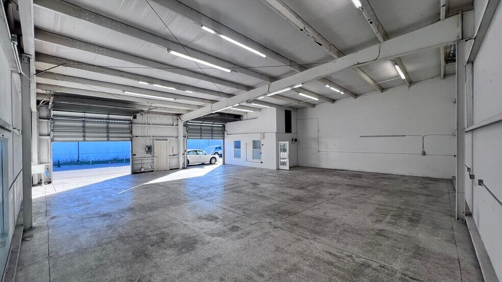 More Photos Of 1705 Cattlemen Rd, Sarasota Warehouse For Lease