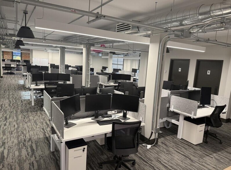 More Photos Of 46-58 Chatham St W, Windsor Office For Lease