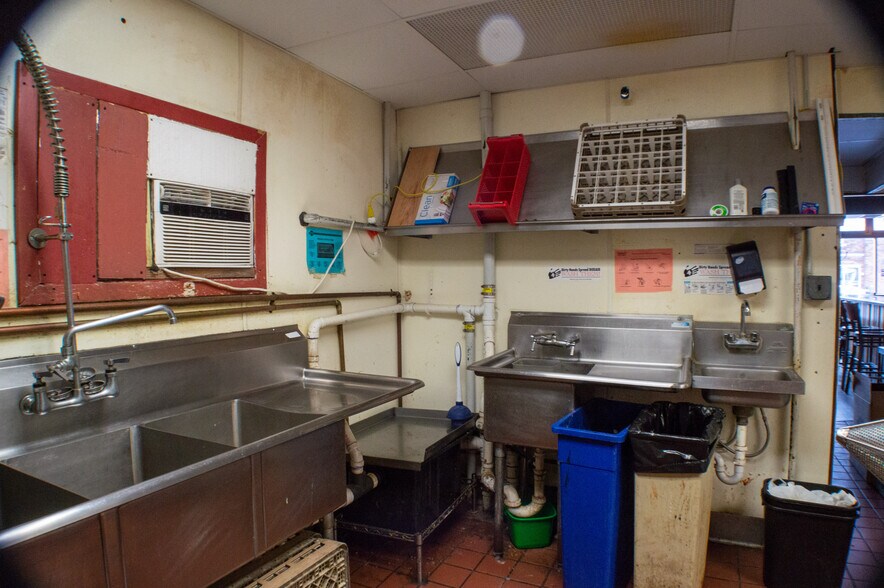 More Photos Of 338 5th Ave N, Bayport Restaurant For Sale